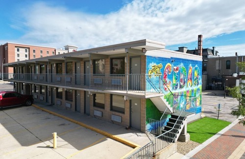 Cedar Falls Apartment | Stay Downtown, Free Gated Parking, Renovated Studio! 524
