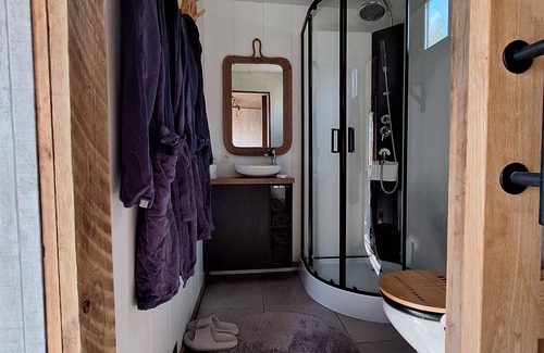 Andenne Bed & Breakfast | Stay for 2 in a cosy micro-lodge in the heart of nature, with private Jacuzzi.