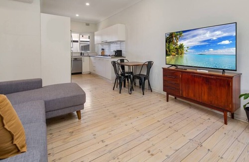 Glenelg South House | Stay Here On Pier- 2 Bdrm, Sleeps 4, Beach, Wifi