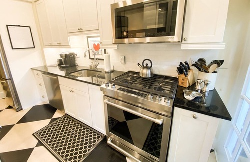 Historic District House | Stay in Heart of Downtown Annapolis Steps to Main St at Historic Carriage House