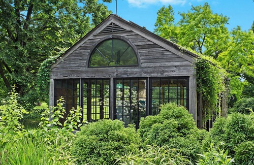 Prospect Apartment | Stay In Smithsonian's of American Gardens Collect.