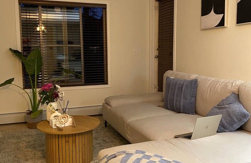 Radisson Heights - Albert Park Condo | Stay in style: near DT + private bathroom