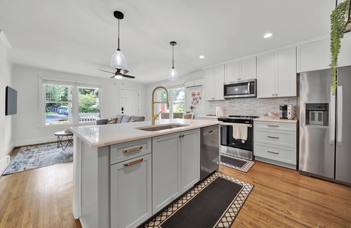 Myers Park Apartment | Stay in the center of it all!