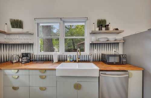 Midtown Apartment | Stay in the heart of Midtown at this charming 3BR/2BA triplex unit—just a half-mile to Piedmont Park, Park Tavern, and Trader Joe’s. Enjoy a cozy fireplace, front patio, and private upstairs terrace. Digital check-in, street parking, and smart TVs.