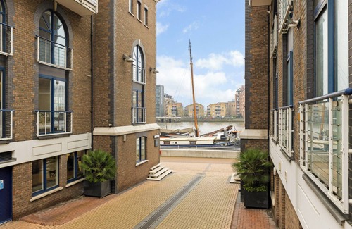 Latchmere House | Stay in this stylish 3-bedroom apartment in Battersea on the River Thames