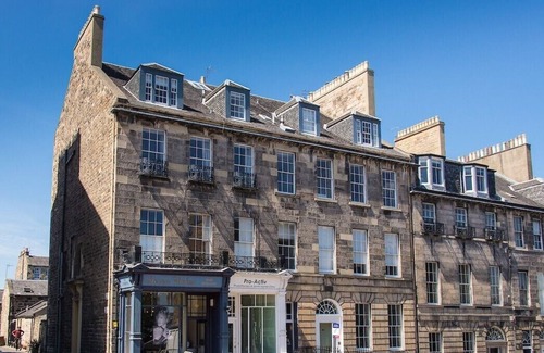 New Town Apartment | Stay in this tranquil and gorgeous City Centre home, for a unique Edinburgh experience
