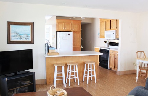 Old Lyme Cottage | Stay just steps away from a beautiful private beach in Old Lyme!