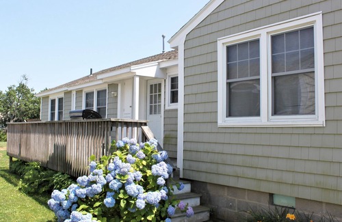 Old Lyme Cottage | Stay just steps away from a beautiful private beach in Old Lyme!
