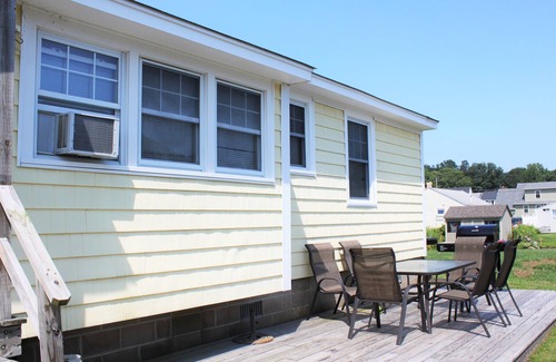 Old Lyme Cottage | Stay just steps away from a beautiful private beach in Old Lyme!