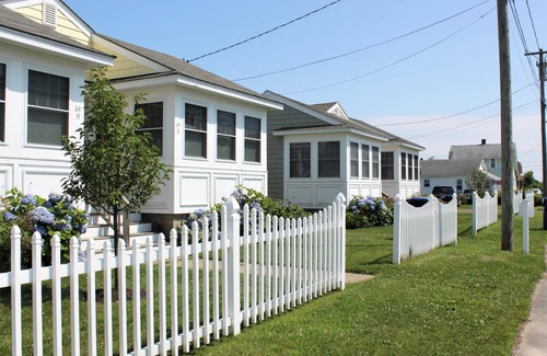 Old Lyme Cottage | Stay just steps away from a beautiful private beach in Old Lyme!