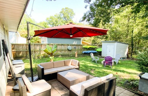 Arnold House | Stay mins to downtown in sunny fenced-in backyard in waterfront community Pet-friendly