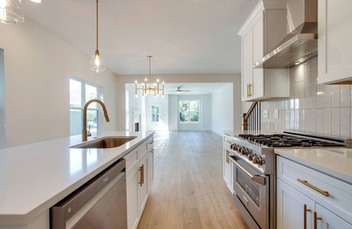 South Nashville House | Stay Nashville! Minutes to downtown Nashville! Fenced parking&yard.Pet friendly.