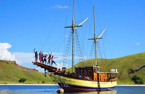 Labuan Bajo Boat Rental | stay on pirate ship at komodo , Indonesia