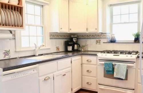 Hyannis Port House | Stay On The Cape Vacation Rentals: Walk To Beach Hyannisport Three Bedroom