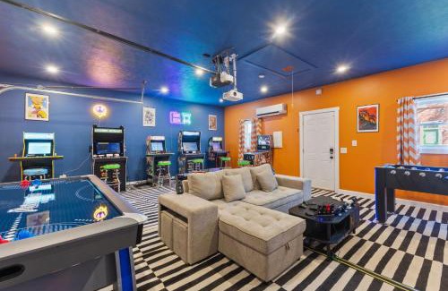Fletcher Place House | Stay & Play Indy- Indoor Fun - 5 Min to Downtown- Sleeps 10