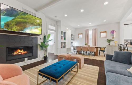 Fletcher Place House | Stay & Play Indy- Indoor Fun - 5 Min to Downtown- Sleeps 10