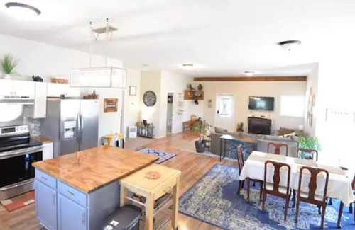 Pickaway County House | Stay & Play! Private guest house, Golf,Pool,Court