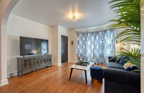 Hosford-Abernethy Apartment | Stay Portland Collection - Glamourous Old Hollywood Apartment - 92 WalkScore