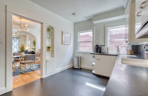 Hosford-Abernethy Apartment | Stay Portland Collection - Glamourous Old Hollywood Apartment - 92 WalkScore