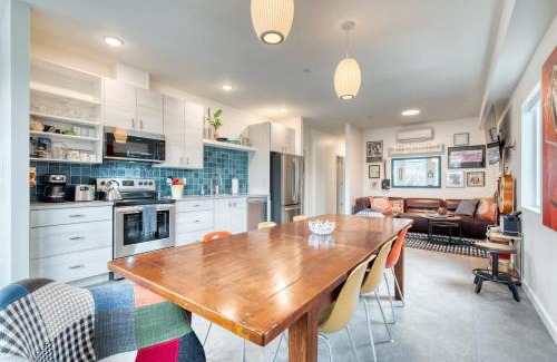 Hosford-Abernethy House | Stay Portland - Crossroads Vintage Funk Penthouse - 94 WalkScore