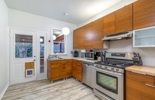 Hosford-Abernethy House | Stay Portland - Enchanting Old Portland Home - 92 WalkScore
