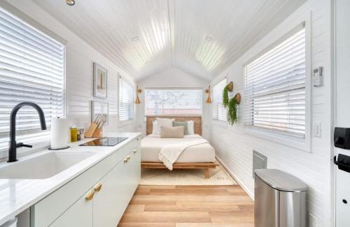 Overlook Apartment | Stay Portland - Teal & Terrazzo Bright Portland Tiny Home