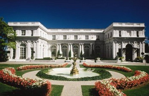 Newport Resort | Stay right on Thames Street -The heart of Newport- ON the Water