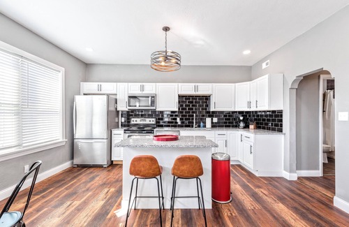 St. Louis Apartment | Stay STL-Huge Cheery 1BR-In Unit W/D-Parking