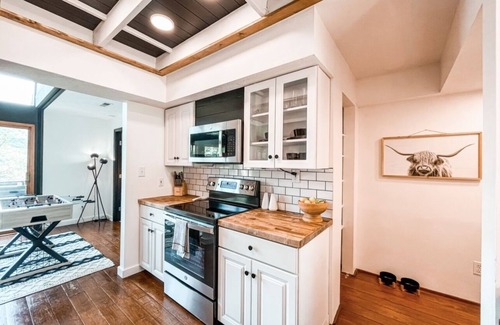 Vein Mountain Cabin | Stay Wild - Luxury Modern Cabin with Hot tub, Views & Pet Friendly!