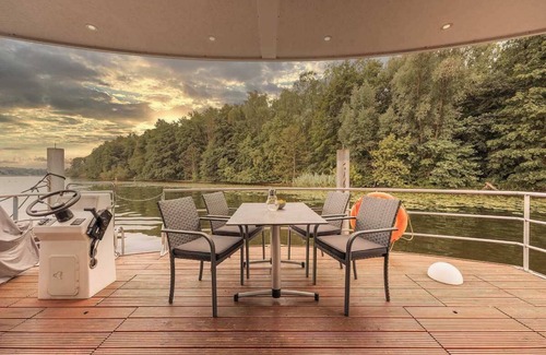 Niederneuendorf Boat Rental | Stay24 - Schwimmendes Ferienhaus im Grünen Brandenburg vor den Toren Berlins