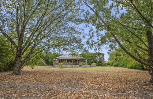 Badger Creek Cabin | StayAU 2BR Cottage Farm Retreat