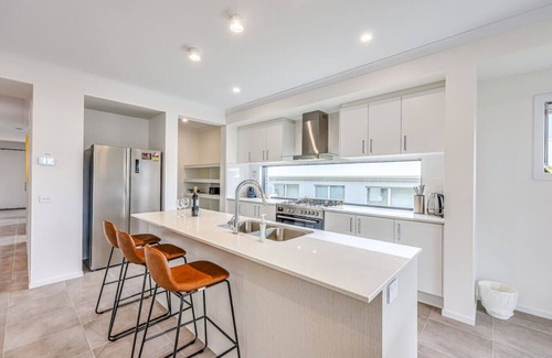 Mount Duneed House | StayAU 5BR Getaway 10 mins to Torquay & Deakin