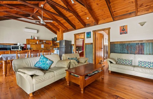 Badger Creek Cabin | StayAU Cedar Lodge 3BR Quaint Countryside Cottage