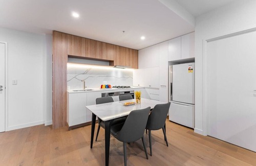 Box Hill Apartment | StayAU Spacious 2BR Stunning Sunset Views