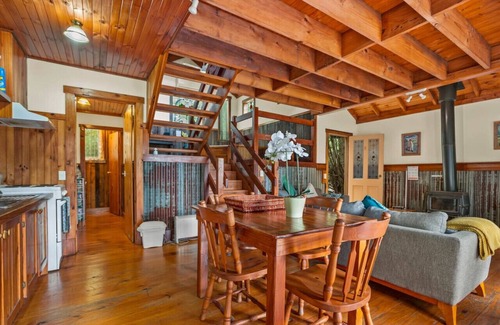 Badger Creek Cabin | StayAU The Loft 1BR Rustic Picturesque Cottage