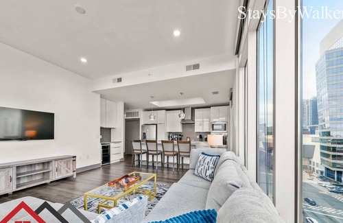 Second Ward Condo | StaysByWalker 2BR Lux Uptown | City View! KingBeds