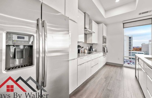 Second Ward Condo | StaysByWalker 2BR Lux Uptown | City View! KingBeds