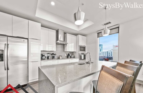 Second Ward Condo | StaysByWalker 2BR Lux Uptown | City View! KingBeds