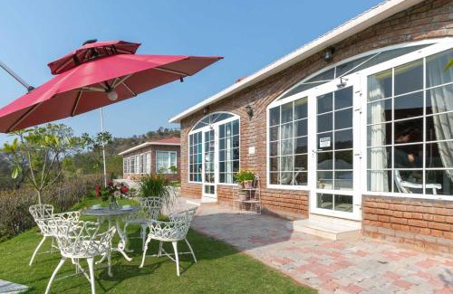 Kishangarh House | StayVista at Brickwood Hill with Outdoor Infinity Pool & Jacuzzi