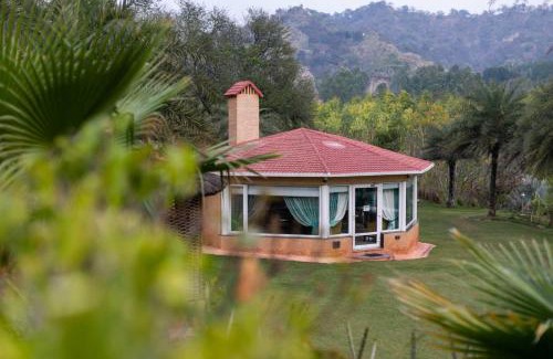 Kishangarh House | StayVista at Brickwood Hill with Outdoor Infinity Pool & Jacuzzi