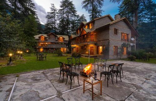 Old Manali Villa | StayVista at Casa Bella Vista- Luxury 6 BR close to Mall Road with Bonfire and View