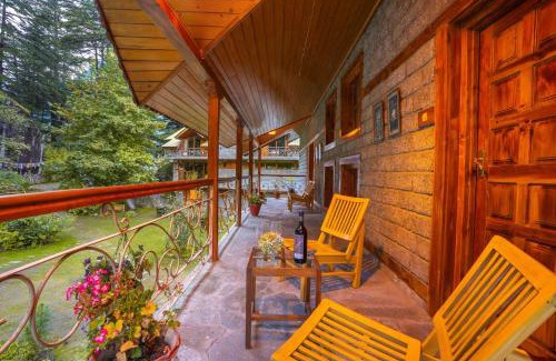 Old Manali Villa | StayVista at Casa Bella Vista- Luxury 6 BR close to Mall Road with Bonfire and View