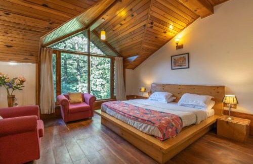 Old Manali Villa | StayVista at Casa Bella Vista- Luxury 6 BR close to Mall Road with Bonfire and View