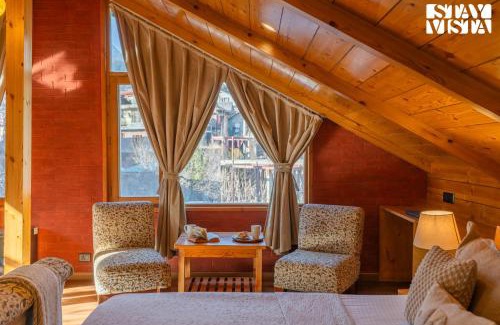 New Manali Apartment | StayVista at Johnson Studios with Views and Wi-Fi