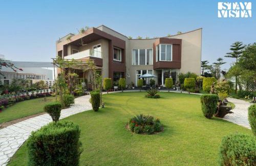 Jammu Villa | StayVista at Meeraas with Balcony, Heater & Lawn