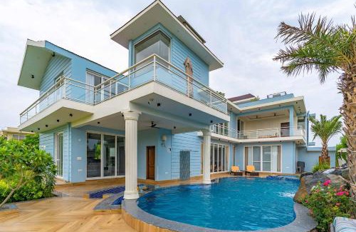Gurugram Villa | StayVista at Serenity Farms with Pool, Lawn, Bonfire & BBQ
