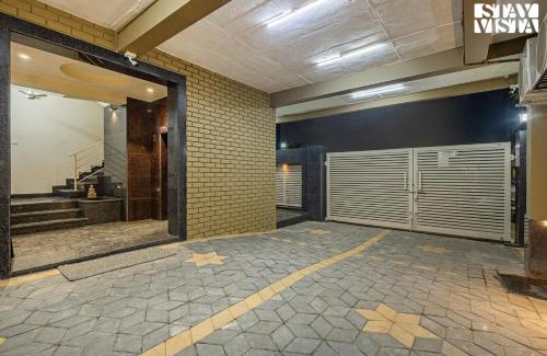 Mahmoorganj Apartment | StayVista at Sundale Apartment with Heater & WiFi