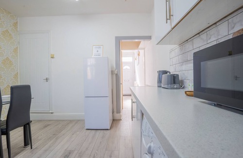 Forest Fields House | Stayzed Central Chic - Stylish 2BR Home, Edge of City