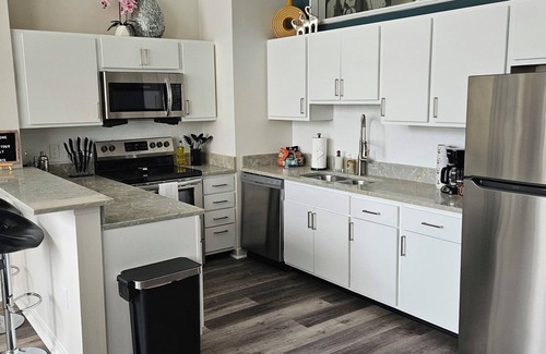 Mile Square Apartment | Ste 507 Heart of Downtown-Free Parking-Indoor Skywalk Access