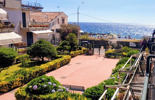Sant'Anna Apartment | STELLA MARINA house on the sea in residence with swimming pool and Etna view